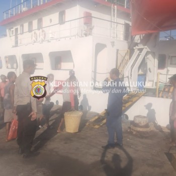 Polsek Serwaru Berikan Pengamanan Bagi Aktifitas Warga di Pelabuhan Laut Tomra