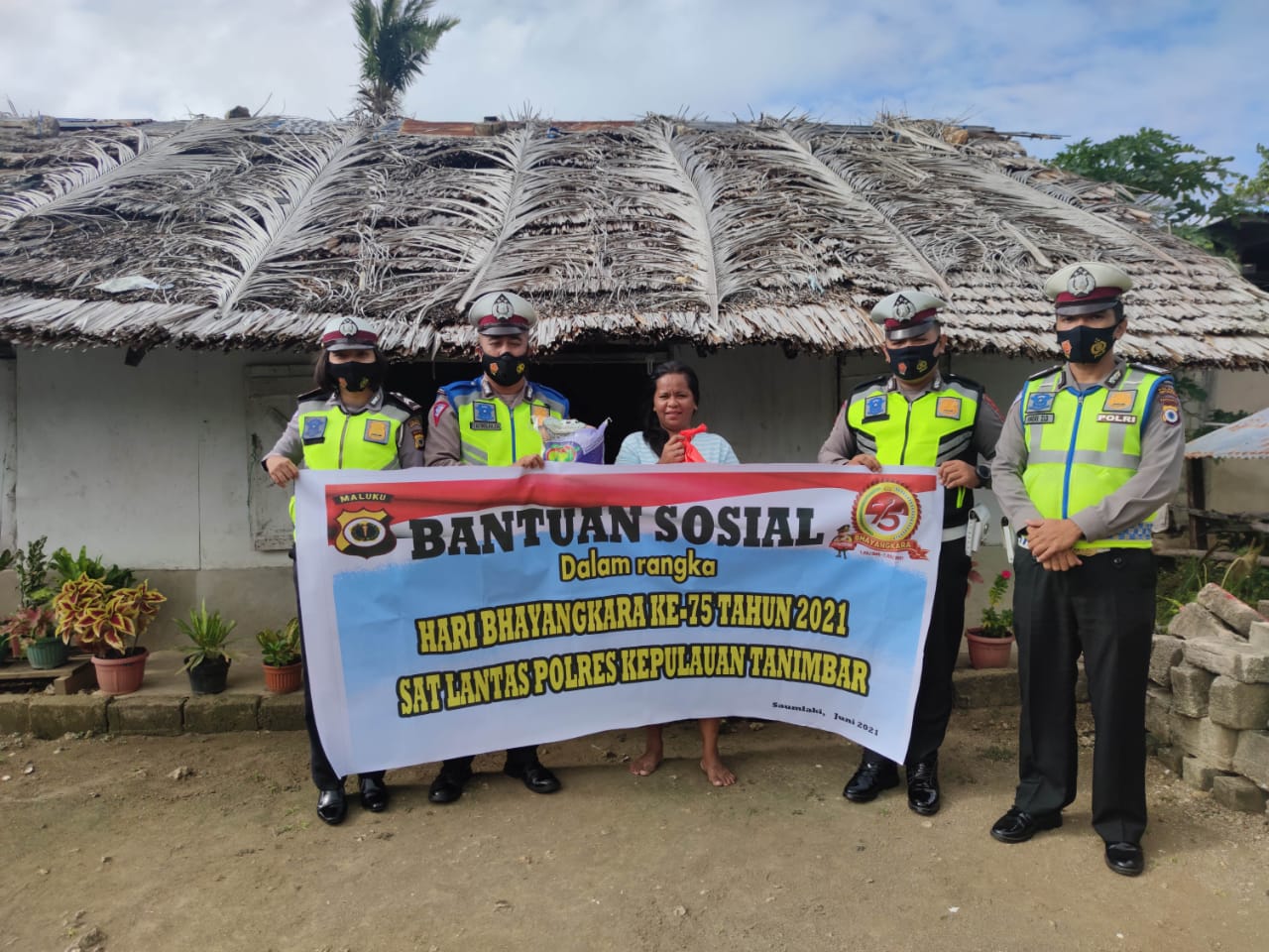 Sat Lantas Polres Kepulauan Tanimbar Giat Baksos bagi sembako dan masker gratis kepada masyarakat