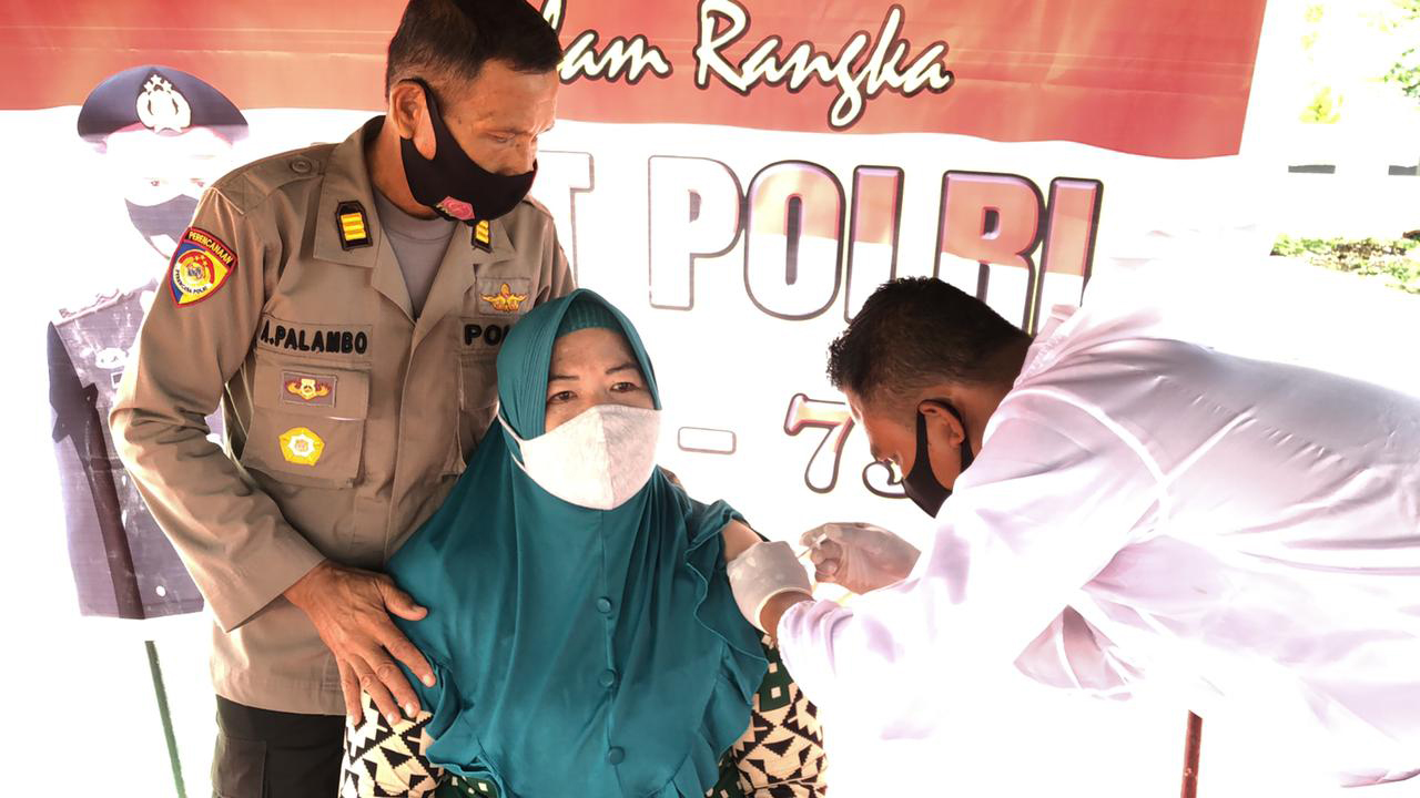 Sambut HUT Ke-75 Bhayangkara, Polres Buru Berikan Vaksinasi Massal Gratis