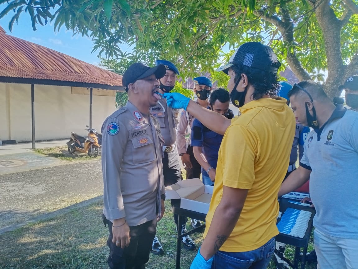 Polres Kepulauan Tanimbar Gelar Pemeriksaan Air liur Personil antisipasi Penyalahgunaan Narkoba