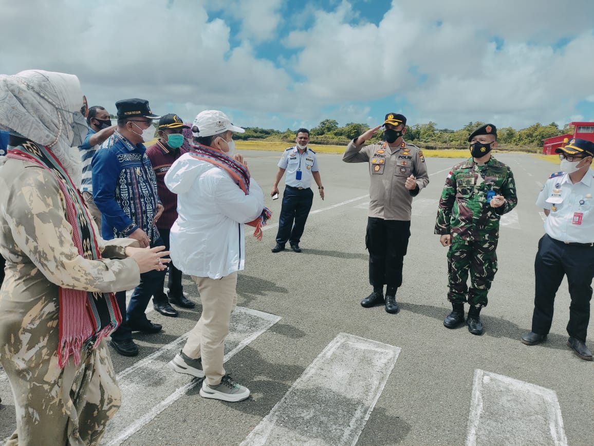 Kapolres Kep. Tanimbar bersama Forkopimda Jemput Menteri Kelautan dan Perikanan, Menteri PPN/Kepala