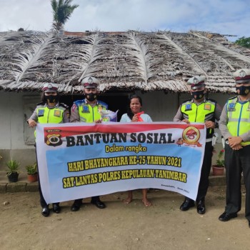 Sat Lantas Polres Kepulauan Tanimbar Giat Baksos bagi sembako dan masker gratis kepada masyarakat