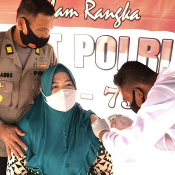 Sambut HUT Ke-75 Bhayangkara, Polres Buru Berikan Vaksinasi Massal Gratis