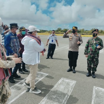 Kapolres Kep. Tanimbar bersama Forkopimda Jemput Menteri Kelautan dan Perikanan, Menteri PPN/Kepala