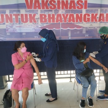 Vaksinasi Serentak Dalam Rangka Hari Bhayangkara Ke-75