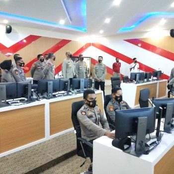 Kapolda Cek Peralatan Command Center