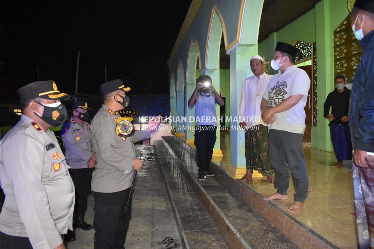 Didamping Waka Polres, Kapolres Kepulauan Tanimbar Pimpin Giat Patroli Cek personil PAM Sholat Isya