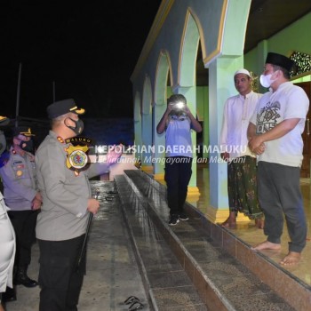 Didamping Waka Polres, Kapolres Kepulauan Tanimbar Pimpin Giat Patroli Cek personil PAM Sholat Isya