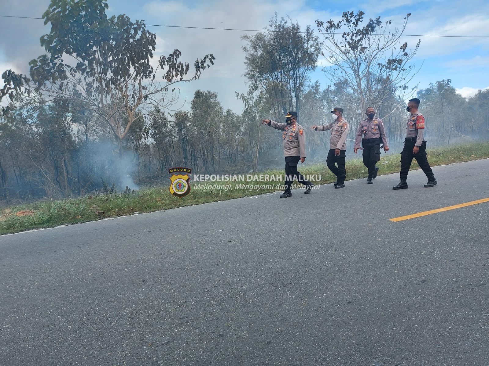 Waka Polres Buru Bersama Anggota Polres Pulau Buru Tangani & Cegah Kebakaran Lahan