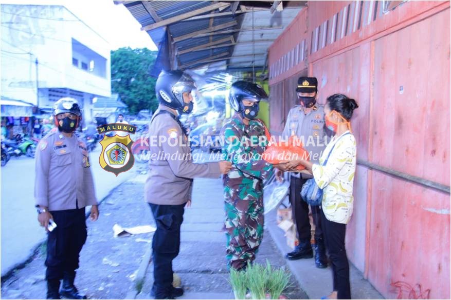 Kapolres Malteng Bagikan Ratusan Paket Bansos PPKM