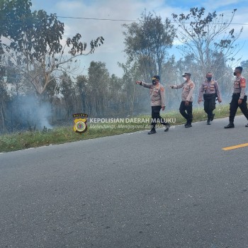 Waka Polres Buru Bersama Anggota Polres Pulau Buru Tangani & Cegah Kebakaran Lahan