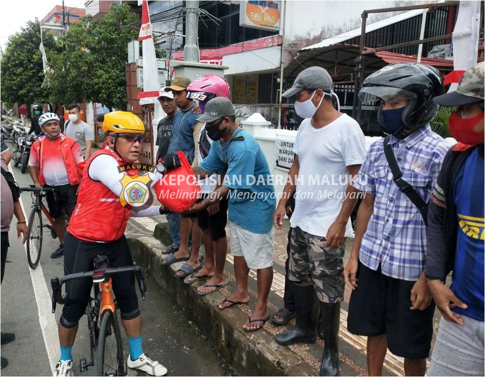 Wakapolda Maluku Gowes Sambil Bagi Sembako