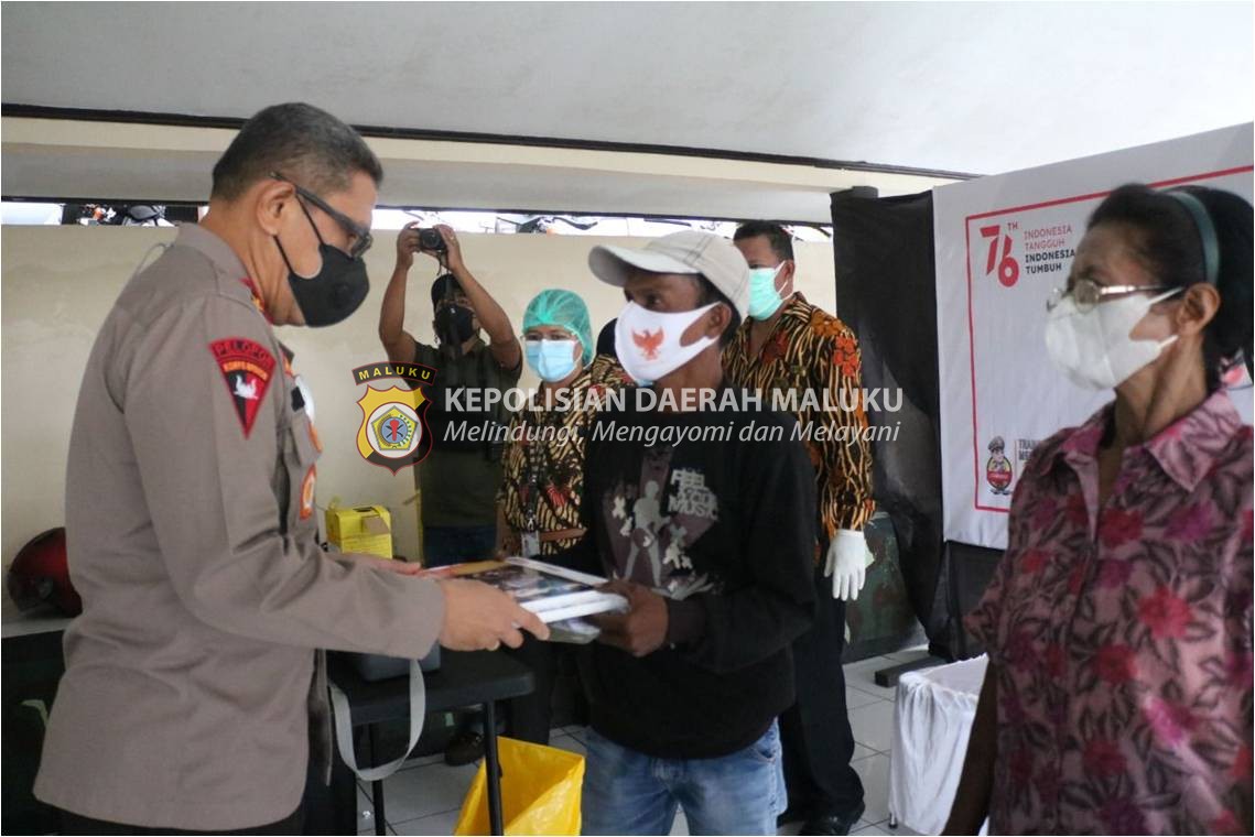 AKPOL 94 Polda Maluku Bagi Voucher Belanja untuk Ratusan Peserta Vaksinasi Covid-19