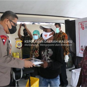 AKPOL 94 Polda Maluku Bagi Voucher Belanja untuk Ratusan Peserta Vaksinasi Covid-19