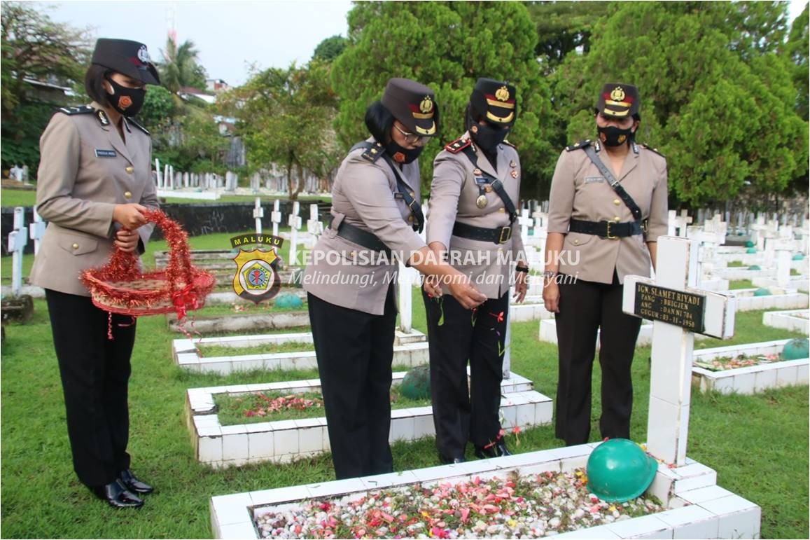 Polwan Polda Maluku Ziarah TMP