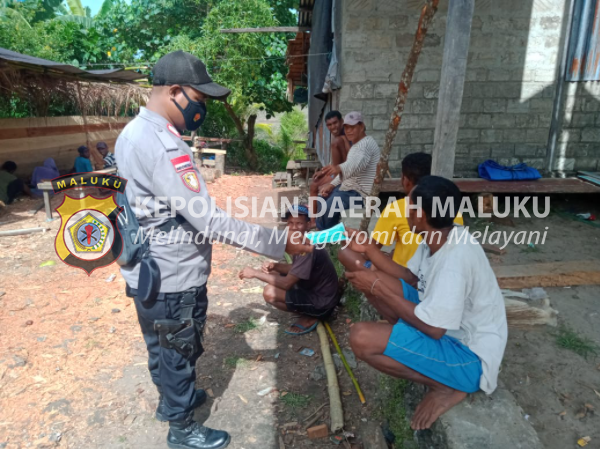 Putus Rantai Penularan Covid-19, Bhabinkamtibmas Polsek Pulau-Pulau Aru Bagikan Masker Kepada Masyarakat