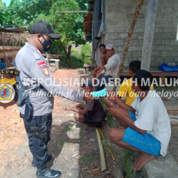 Putus Rantai Penularan Covid-19, Bhabinkamtibmas Polsek Pulau-Pulau Aru Bagikan Masker Kepada Masyarakat