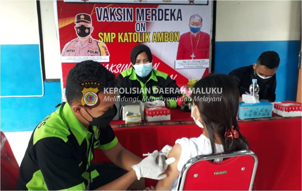 Polda Maluku Gelar Vaksinasi Merdeka di SMA Xaverius Ambon