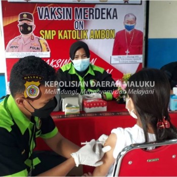 Polda Maluku Gelar Vaksinasi Merdeka di SMA Xaverius Ambon