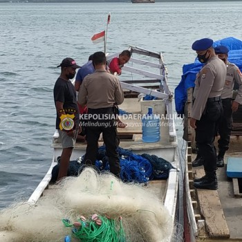 Sambangi Kapal Motor, Sat Polairud Polres Tanimbar Imbau Perhatikan Keselamatan Pelayaran dan Patuh