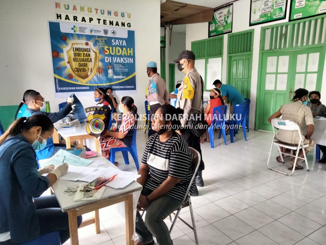 Polsek Jajaran Polres Tanimbar bersama Puskesmas setempat terus giat Vaksinasi kepada masyarakat