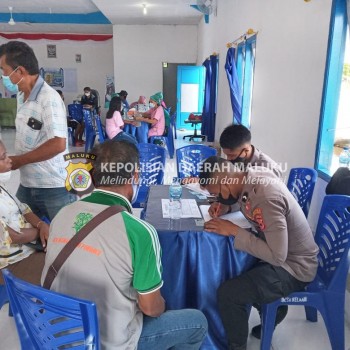 Polsek Tanut amankan sekaligus libatkan personil bantu Puskesmas Giat Vaksinasi kepada masyarakat