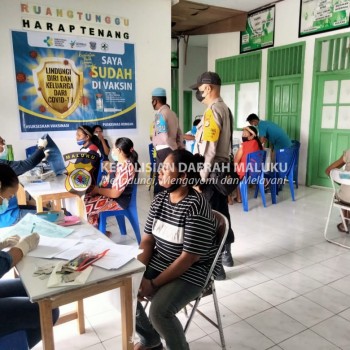 Polsek Jajaran Polres Tanimbar bersama Puskesmas setempat terus giat Vaksinasi kepada masyarakat