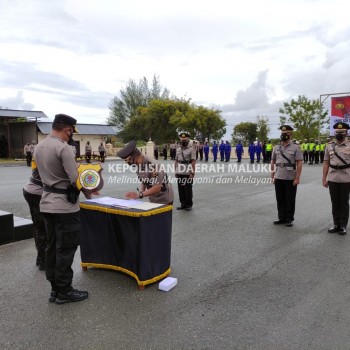 Jabatan Kabag SDM dan Kapolsek Wertamrian Polres Kep. Tanimbar diserah terimakan