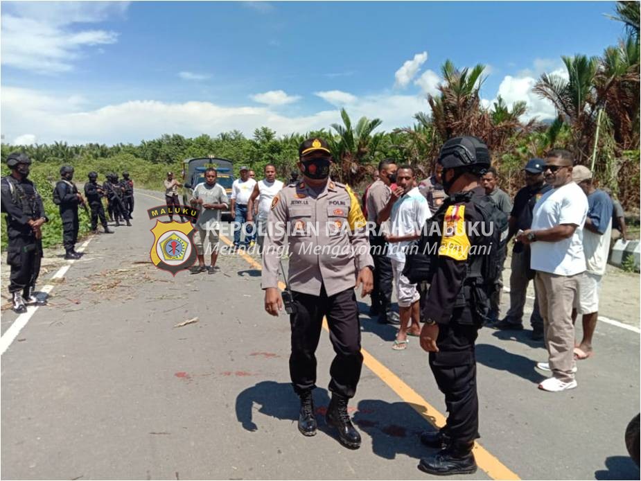 Brimob Maluku Bantu Buka Akses Jalan yang Ditutup Warga Adat Papua