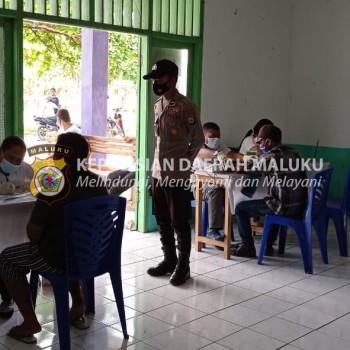 Polsek Fordata Polres Tanimbar amankan kelancaran Vaksinasi kepada masyarakat