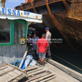 Sambangi KM. Daussa KW, Sat Polairud Polres Kep. Tanimbar sampaikan utamakan keselamatan Pelayaran