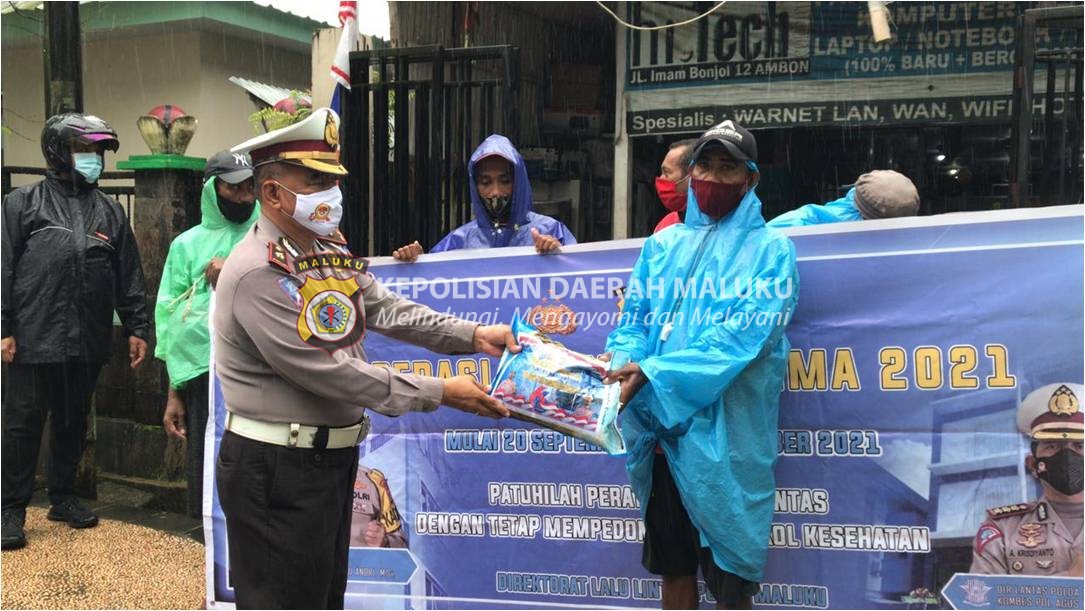 Pembagian Sembako Warnai Operasi Patuh Siwalima di Jalan Imam Bonjol Ambon