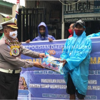 Pembagian Sembako Warnai Operasi Patuh Siwalima di Jalan Imam Bonjol Ambon