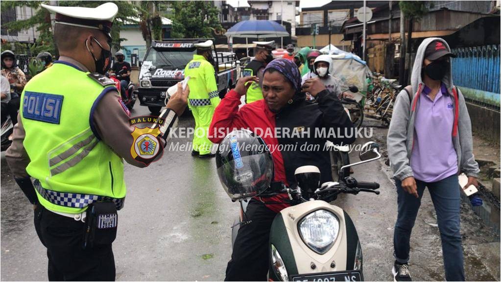 Operasi Patuh Siwalima di Ambon, Polantas Bagi Masker