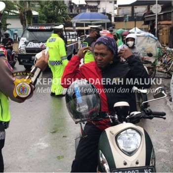 Operasi Patuh Siwalima di Ambon, Polantas Bagi Masker