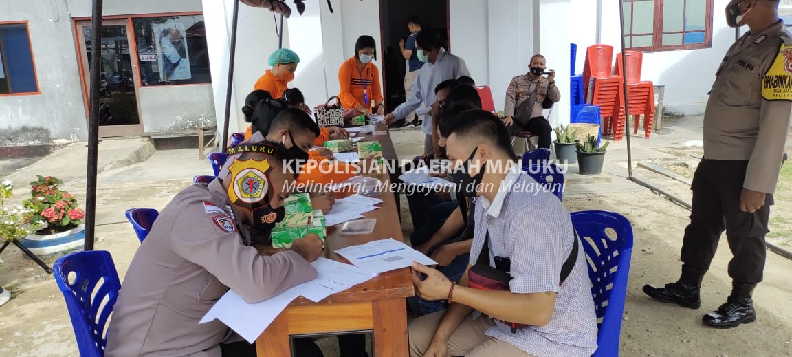 Bhabinkamtibmas Jajaran Polsek Tansel terlibat langsung amankan dan sebagai Registrator dalam Giat Vaksinasi Mobile