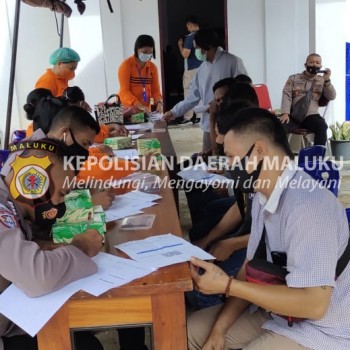 Bhabinkamtibmas Jajaran Polsek Tansel terlibat langsung amankan dan sebagai Registrator dalam Giat Vaksinasi Mobile