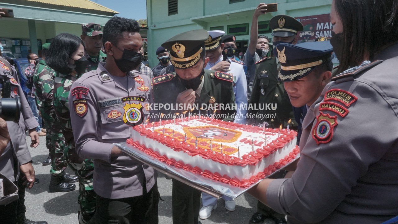 HUT TNI ke-76 tahun 2021, Polres Kep. Tanimbar datangi Mako TNI dan berikan Kue Ultah