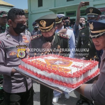 HUT TNI ke-76 tahun 2021, Polres Kep. Tanimbar datangi Mako TNI dan berikan Kue Ultah