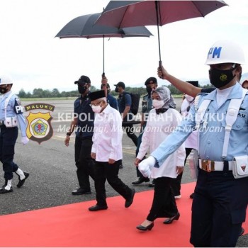 Kapolda Maluku Jemput Wakil Presiden RI di Bandara Pattimura Ambon