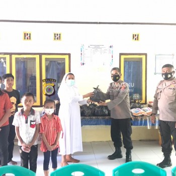 Ditbinmas Polda Maluku Menyalurkan Bansos ke Pondok Pesantren dan Panti Asuhan