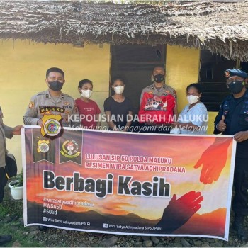 Anggota Polri Lulusan SIP Angkatan 50 Resimen WSA Polda Maluku Berbagi Kasih