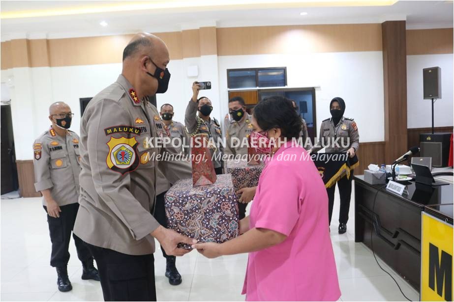 Kapolda Maluku Serahkan Bansos untuk Keluarga Polri yang Meninggal Covid-19