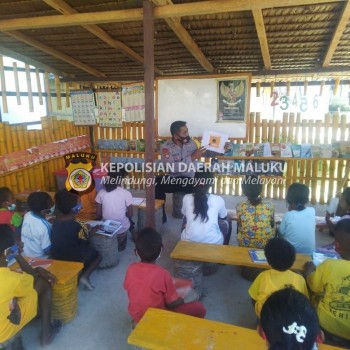 Melalui Taman Baca yang dibangun, Aipda J.I.M. Manullang, Bhabinkamtibmas desa Amdasa tetap tekun ajarkan anak – anak di desanya