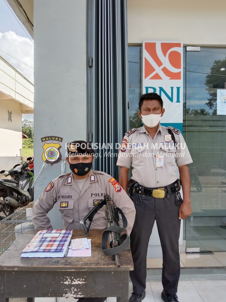 Anggota Polsek Namrole Polres Buru, Melaksanakan Pengamanan Perabankan