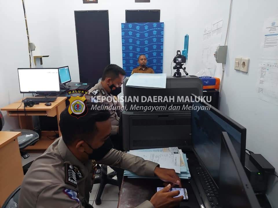 Anggota Sat Lantas Polres Buru Melakukan Pelayanan SIM Kepada Masyarakat