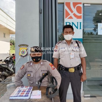 Anggota Polsek Namrole Polres Buru, Melaksanakan Pengamanan Perabankan