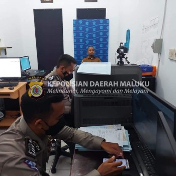 Anggota Sat Lantas Polres Buru Melakukan Pelayanan SIM Kepada Masyarakat