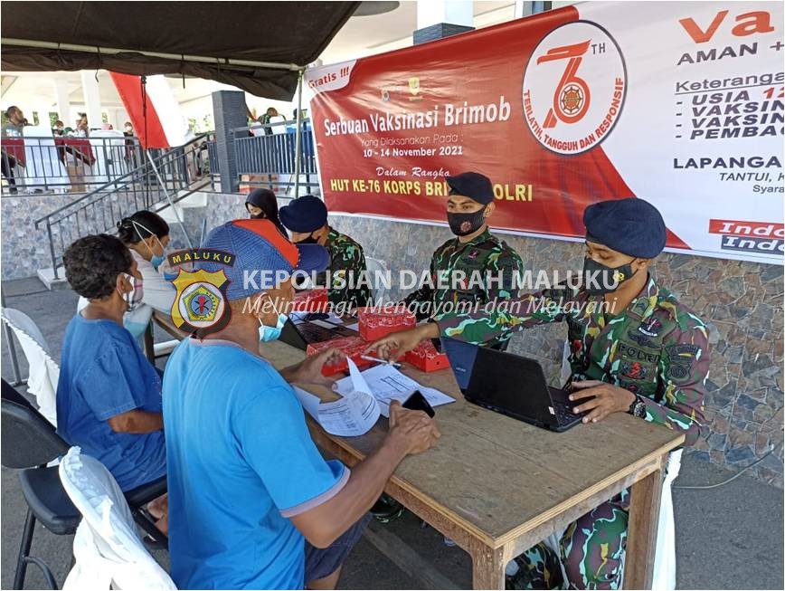 Jelang HUT ke 76, Brimob Maluku Vaksinasi Ratusan Warga