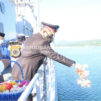 Peringati Hari Pahlawan, Wakapolda Maluku Tabur Bunga di Laut